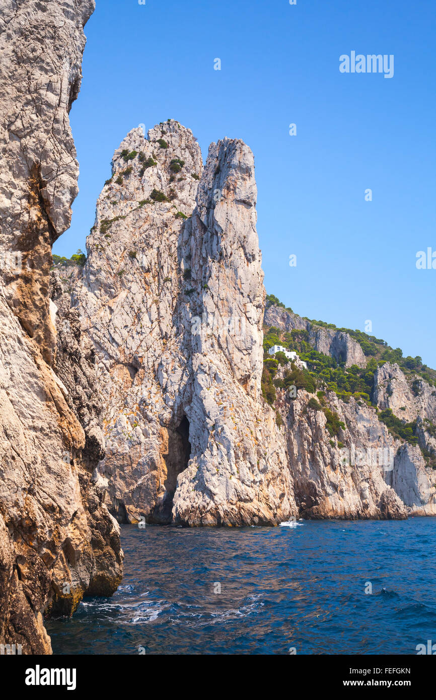 Paisaje vertical con rocas costeras de la isla de Capri, el Mar Mediterráneo, Italia Foto de stock