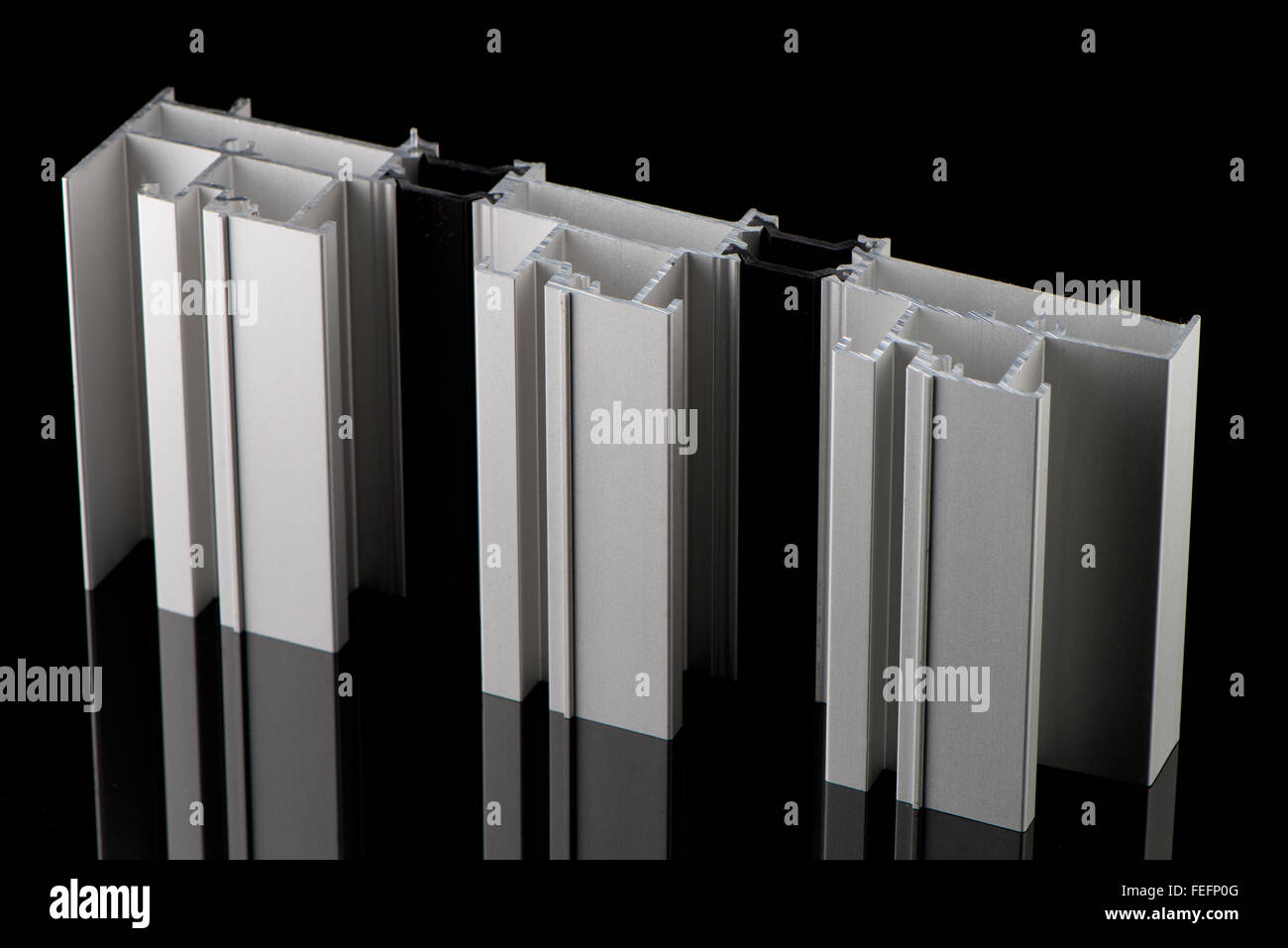 Muestra de perfil de aluminio aislado sobre fondo negro Fotografía de