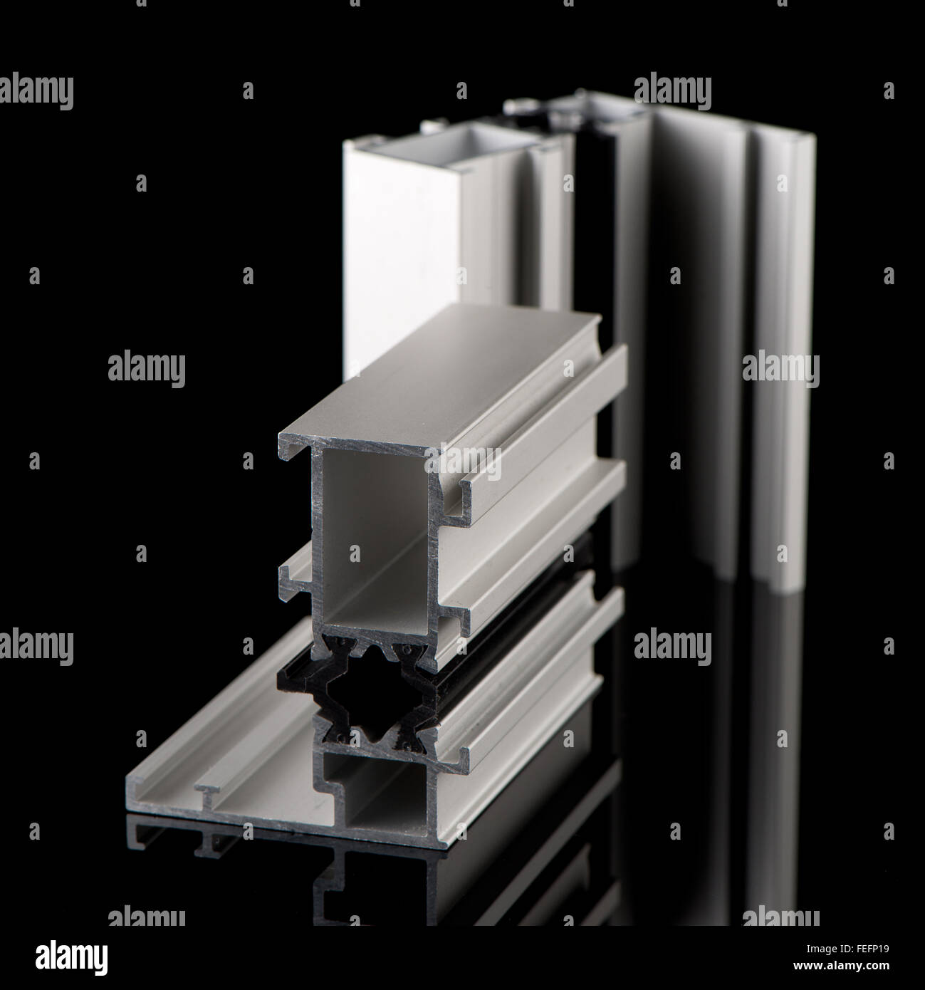 Muestra de perfil de aluminio aislado sobre fondo negro Fotografía de