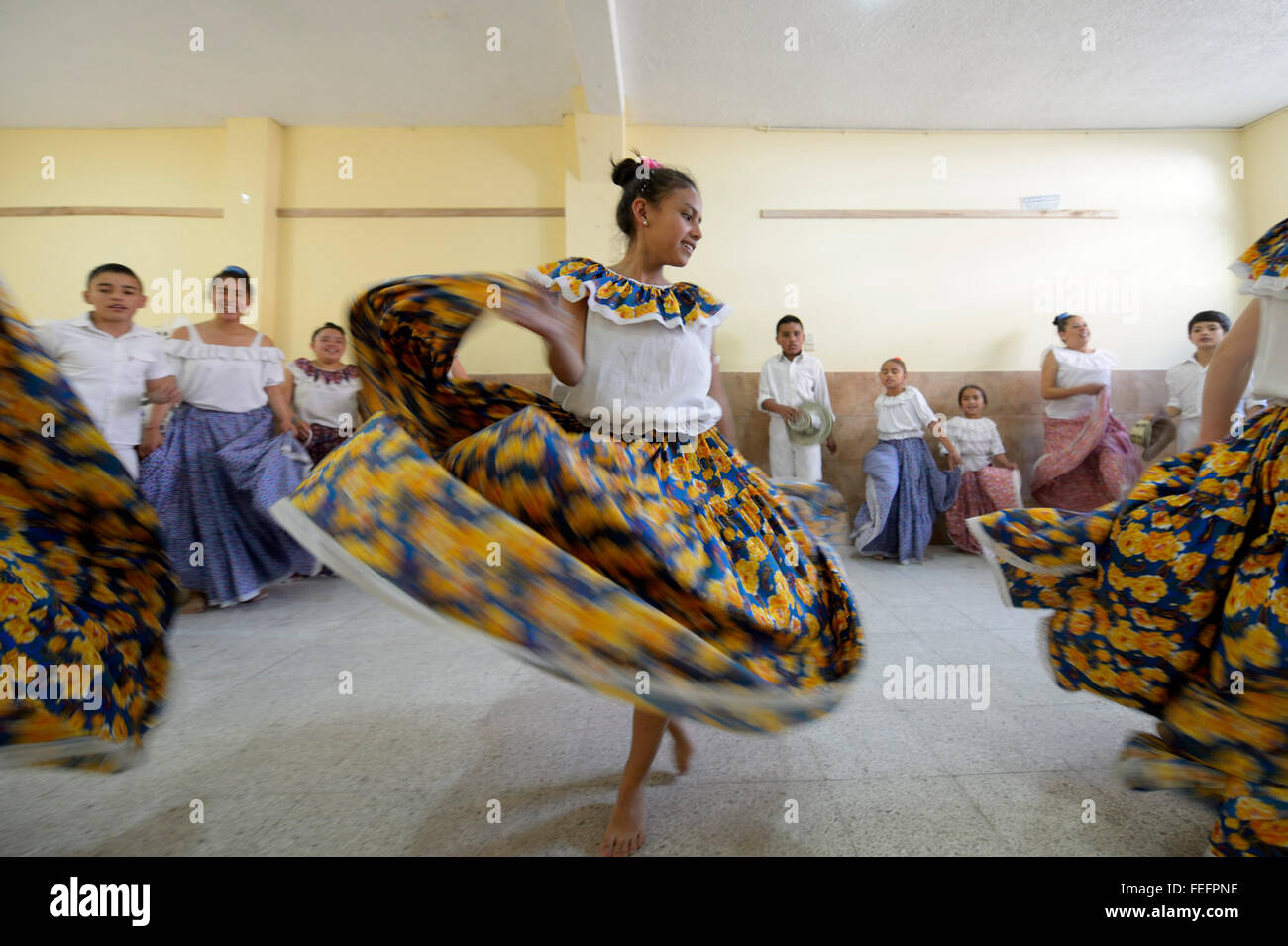 Chica bailando, volando falda, grupo de baile, danza folclórica, danza tradicional, Barrio San Martín, Bogotá, Colombia Foto de stock