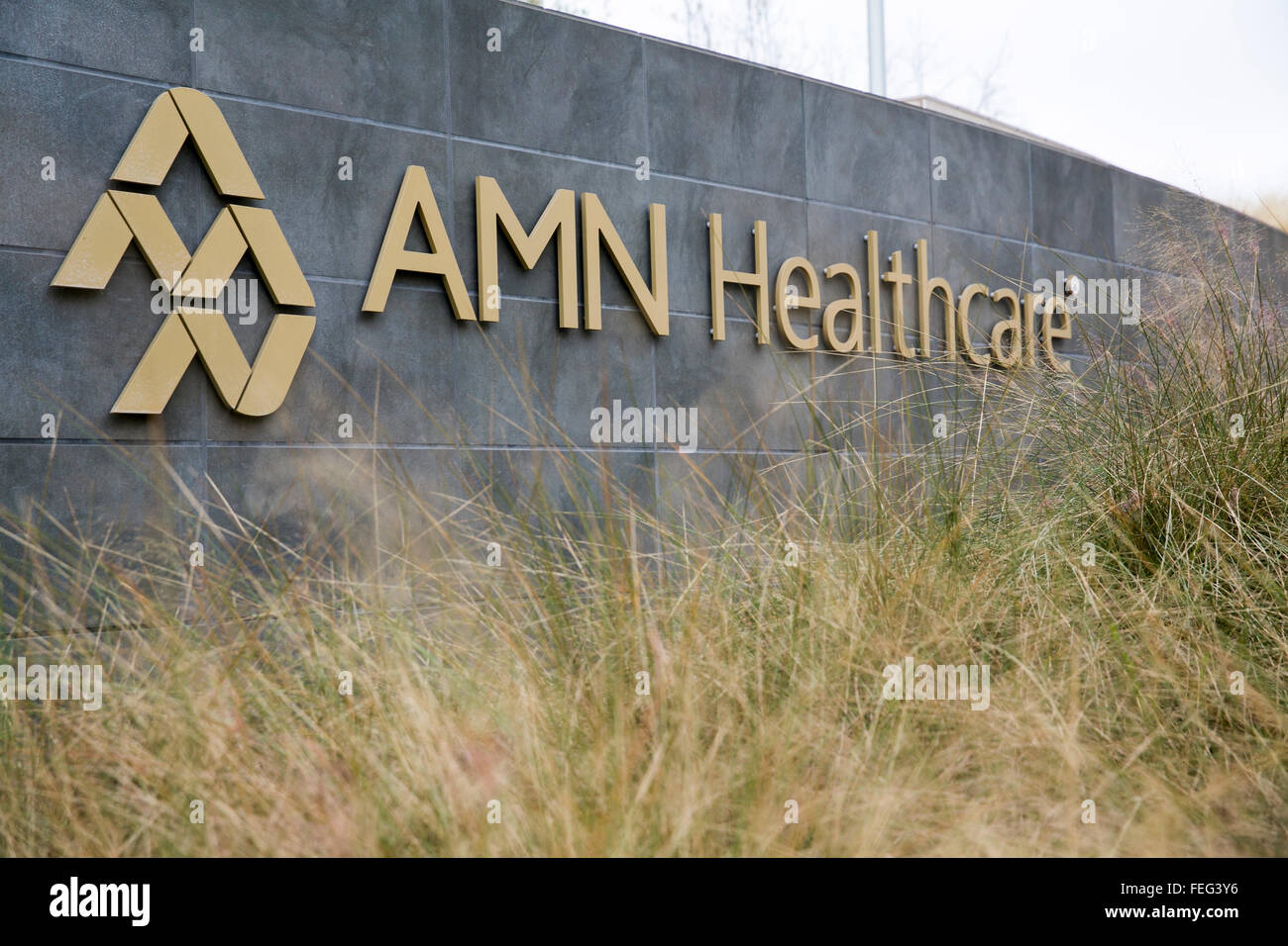 Un logotipo firmar fuera de la sede de AMN Healthcare en San Diego, California, el 30 de enero de 2016. Foto de stock