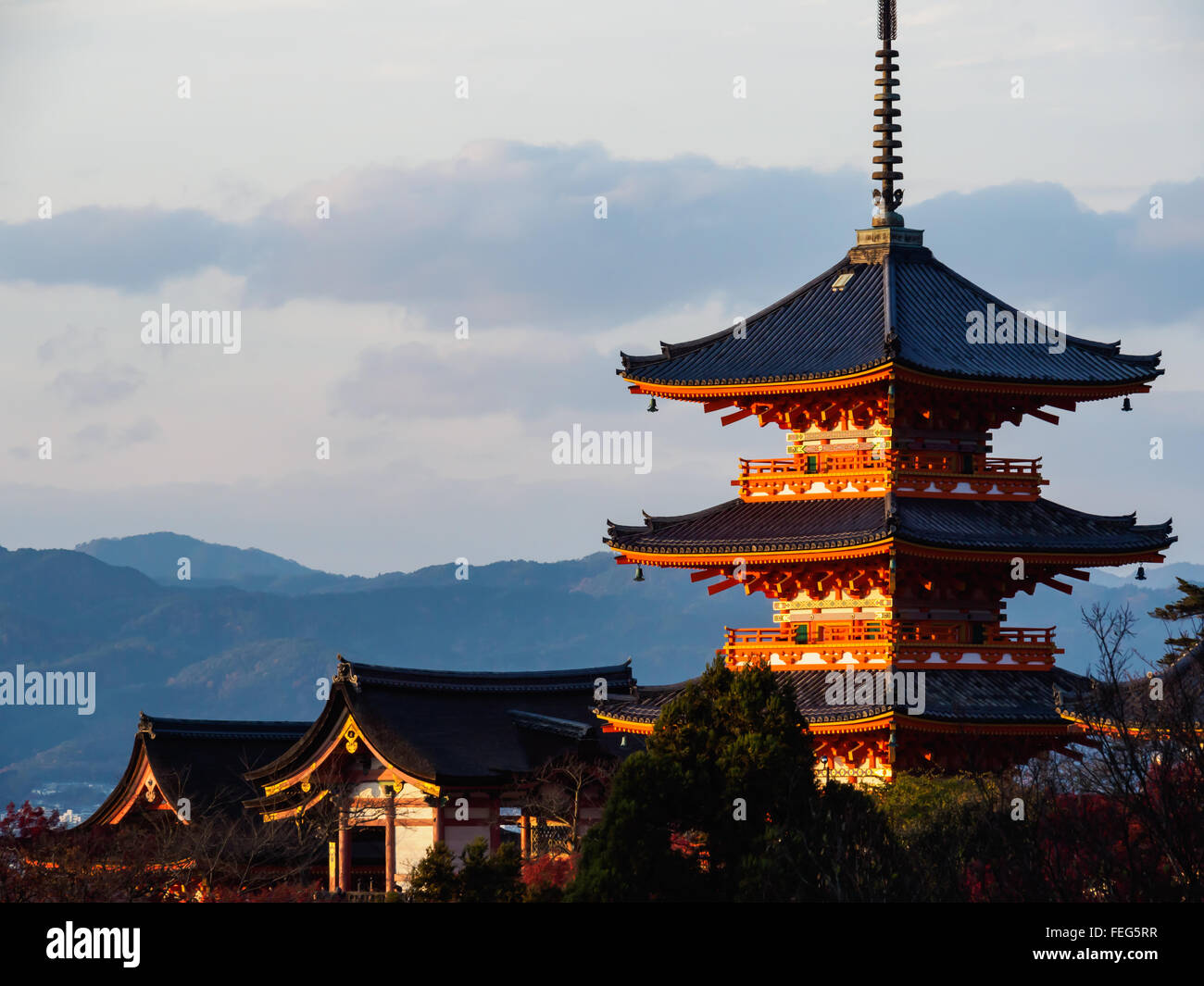 El templo Kiyomizu-dera al anochecer, Kyoto, Japón Foto de stock