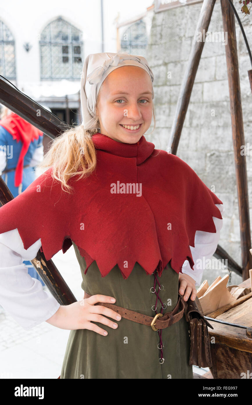 Mujer joven con trajes de época en el Olde Hansa, Kael Vanaturu calado medieval, la Ciudad Vieja, Tallin, el condado de Harju, República de Estonia Foto de stock