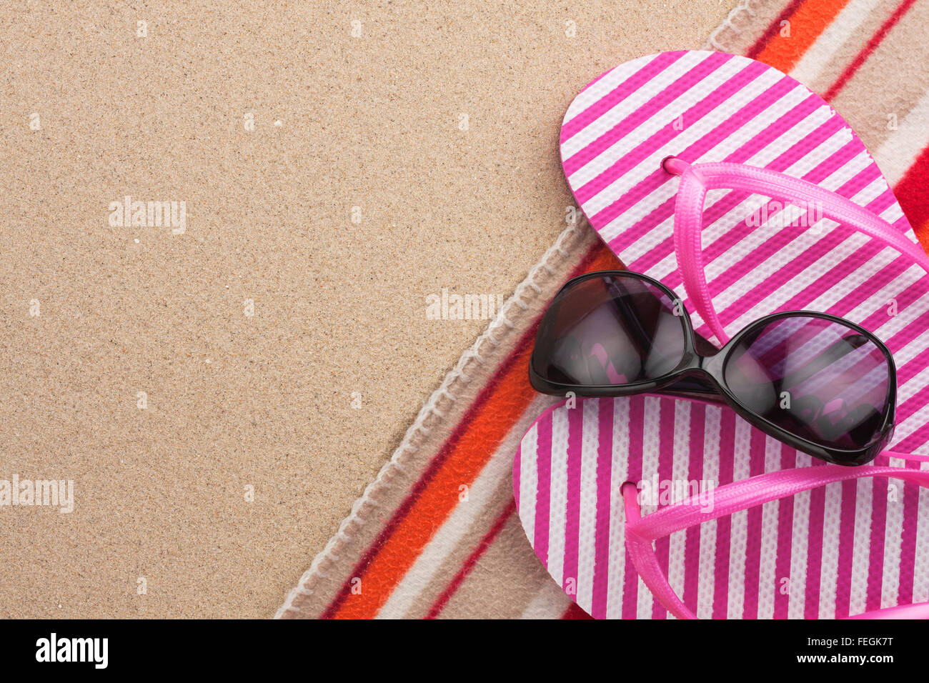 Accesorios para la mujer la playa tumbado en la arena, con lugar para el  texto Fotografía de stock - Alamy