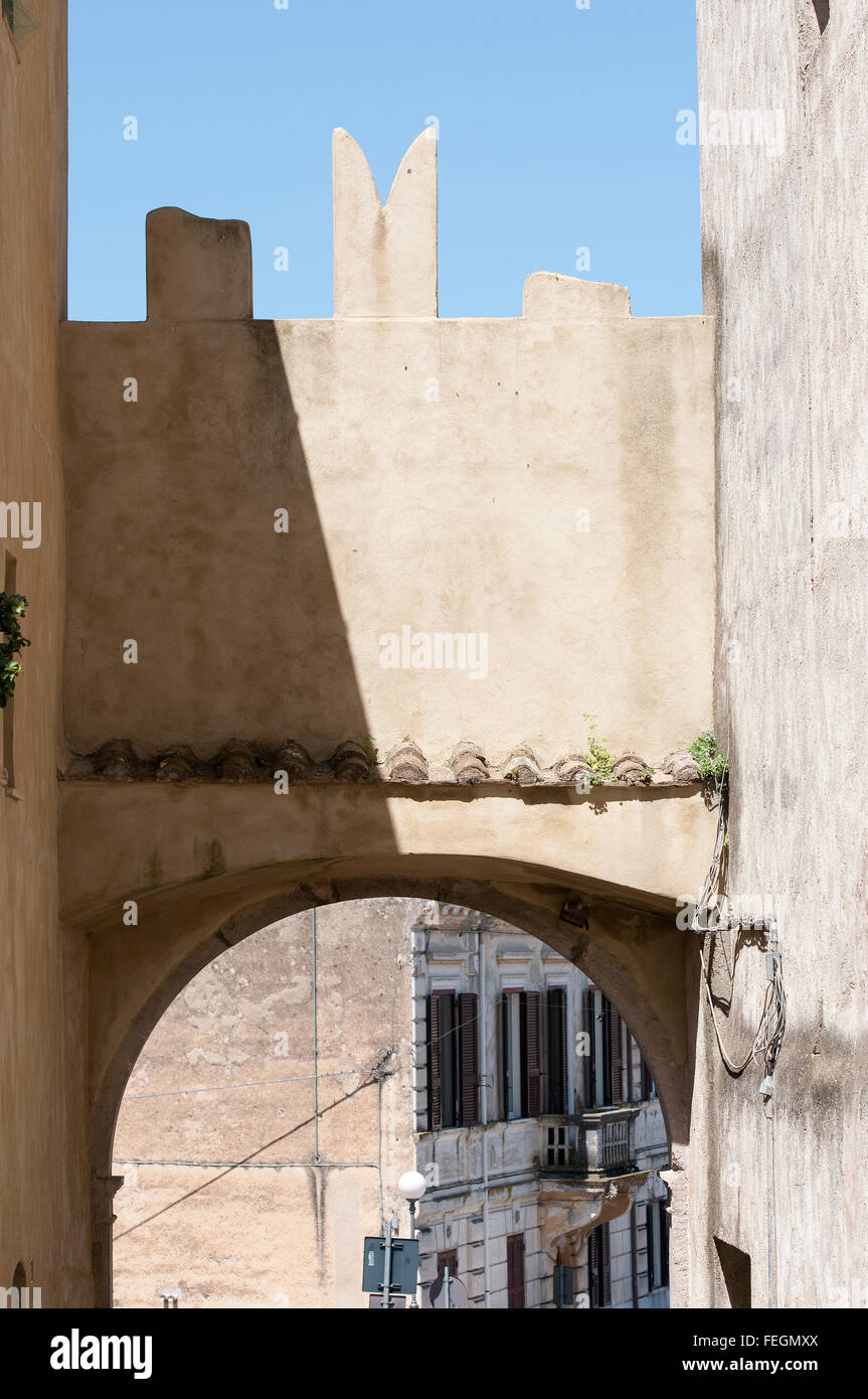 Torrita Tiberina, puerta principal de la aldea con las almenas, Lacio, Italia Foto de stock