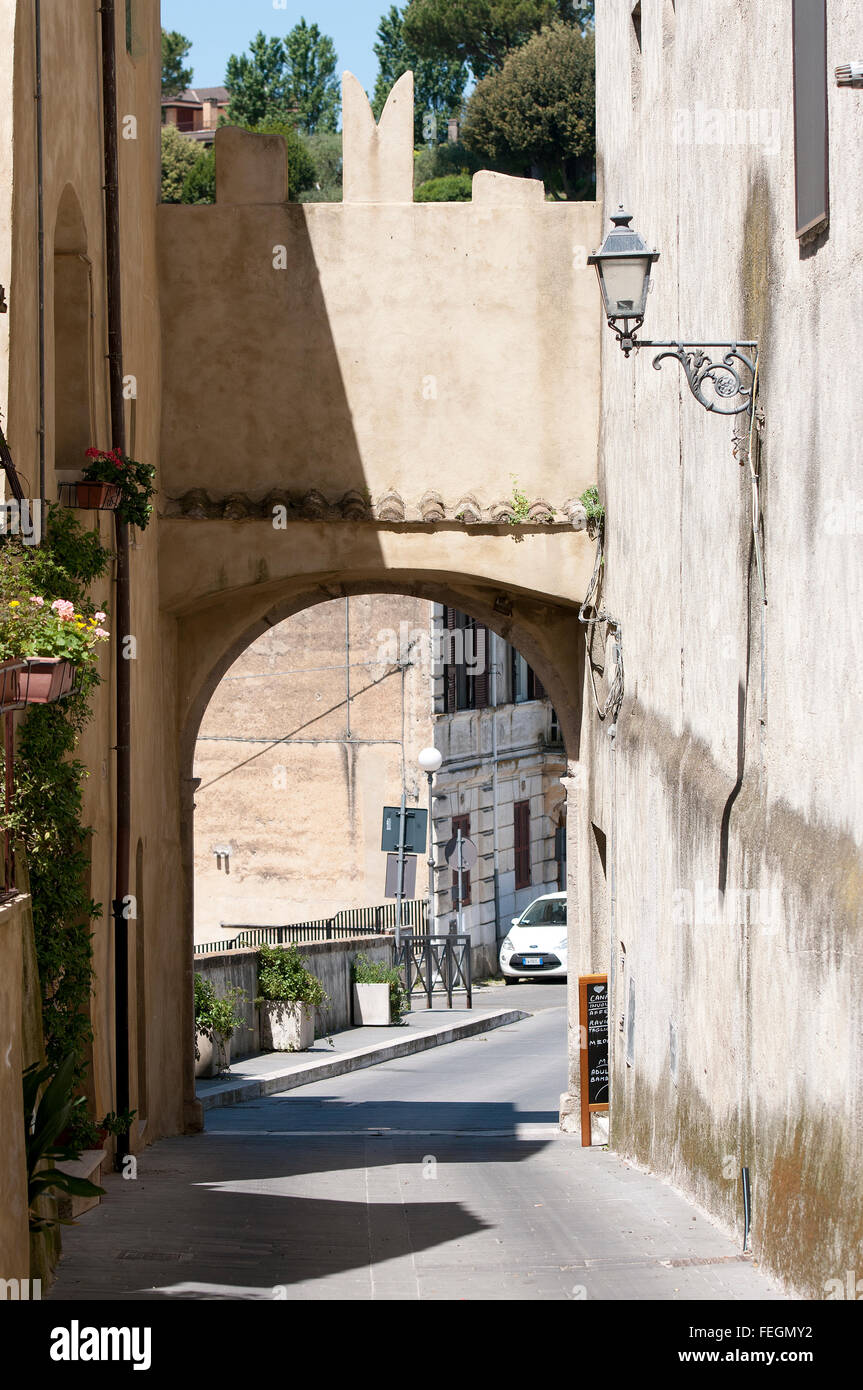 Torrita Tiberina, puerta principal de la aldea con las almenas, Lacio, Italia Foto de stock