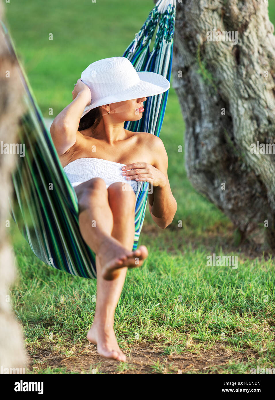 Relajarse en la hamaca. Día de verano. Foto de stock