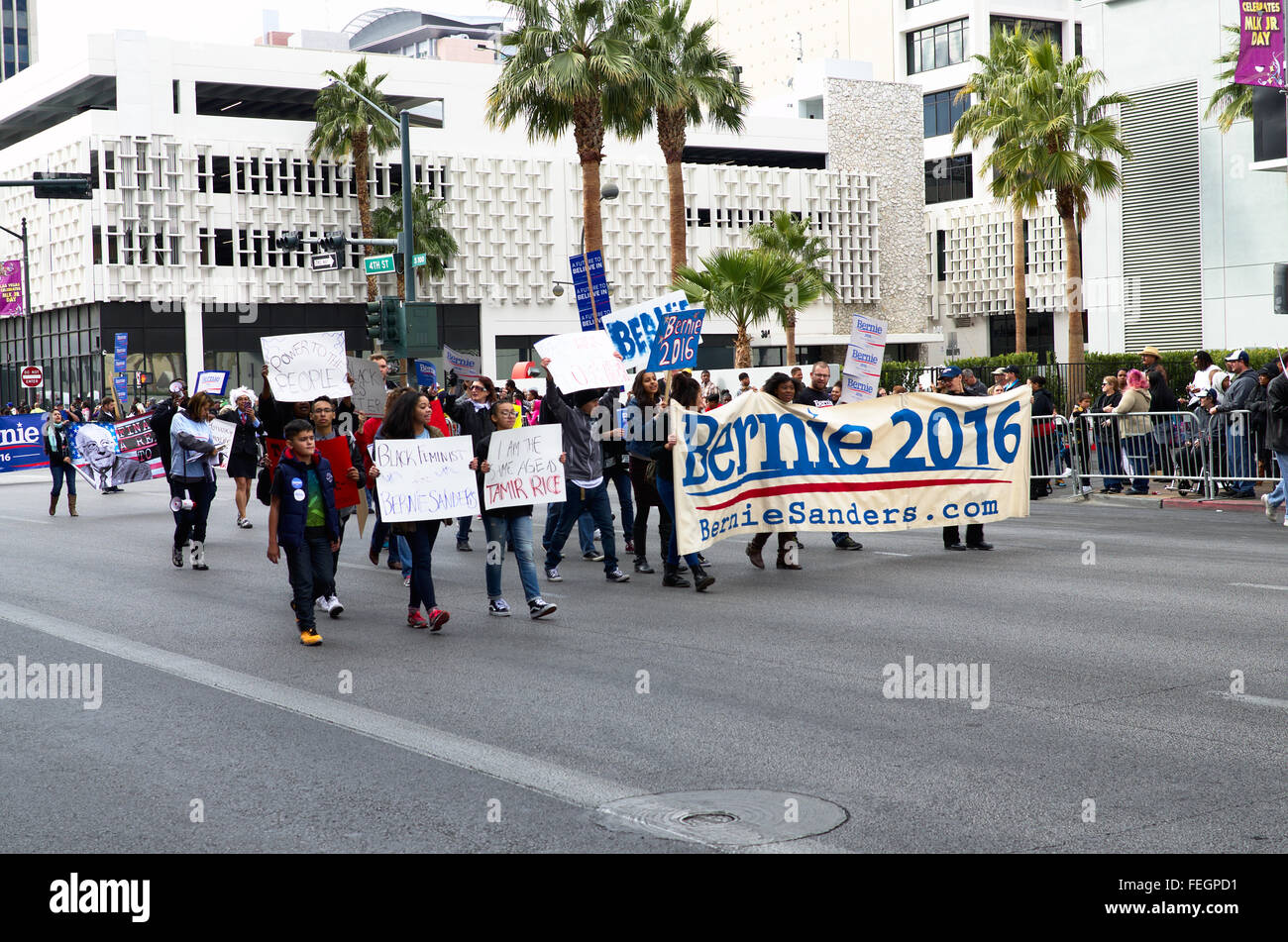 Los adultos jóvenes apoyando Bernie Sanders en el 2016 Las Vegas Marting Luther King Jr. desfile. Foto de stock