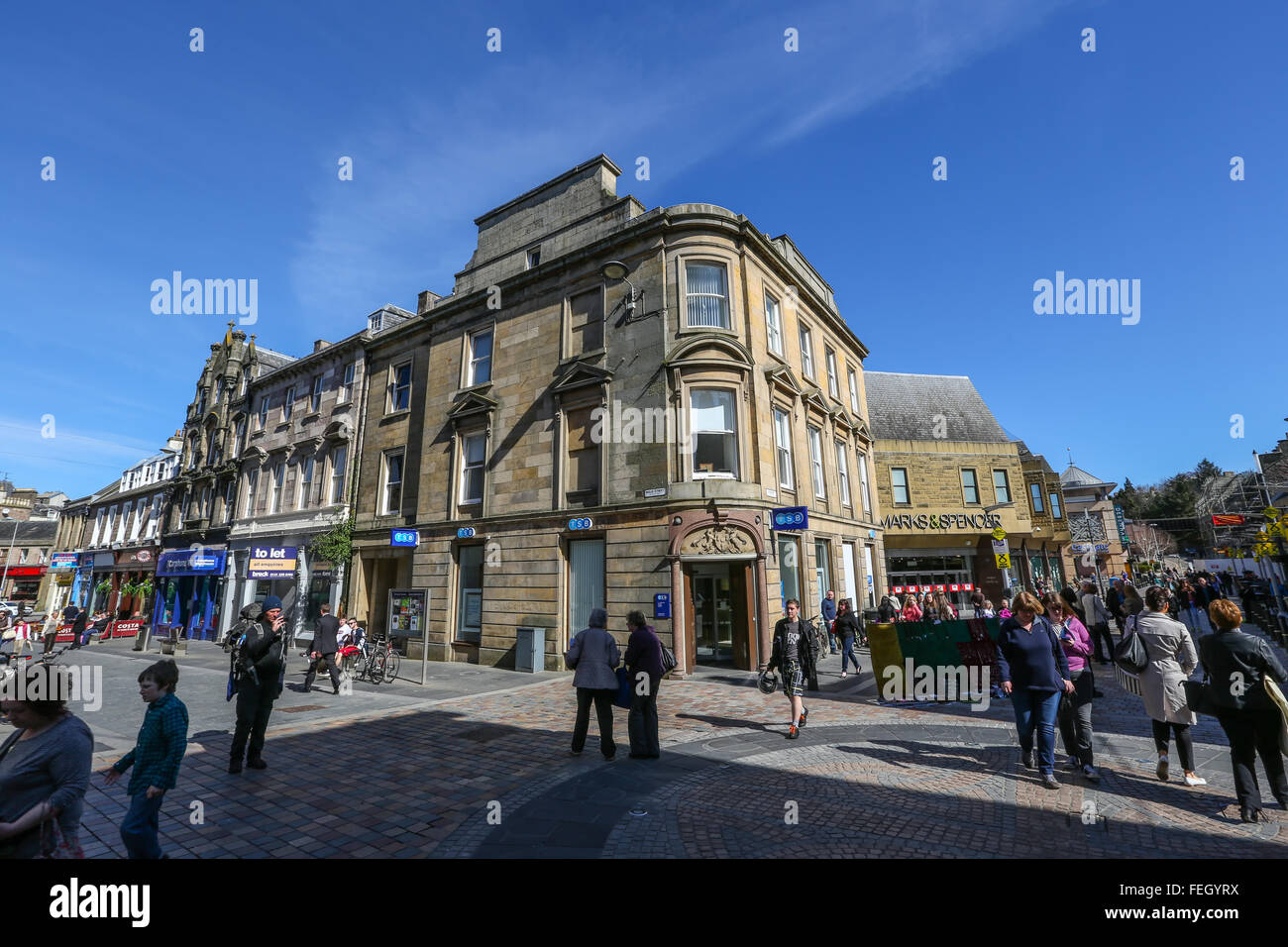 Tiendas y comercios en el centro de la ciudad de Inverness, en las Highlands de Escocia, Reino Unido Foto de stock