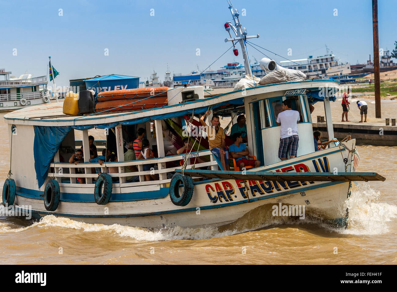 Ribera de amazon river boat fotografías e imágenes de alta resolución -  Alamy