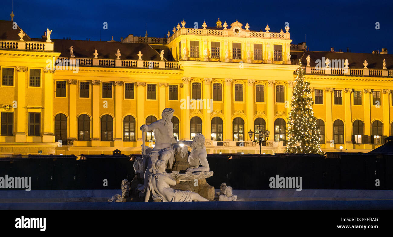 El Palacio de Schönbrunn en Viena iluminada durante el mercado de Navidad Foto de stock