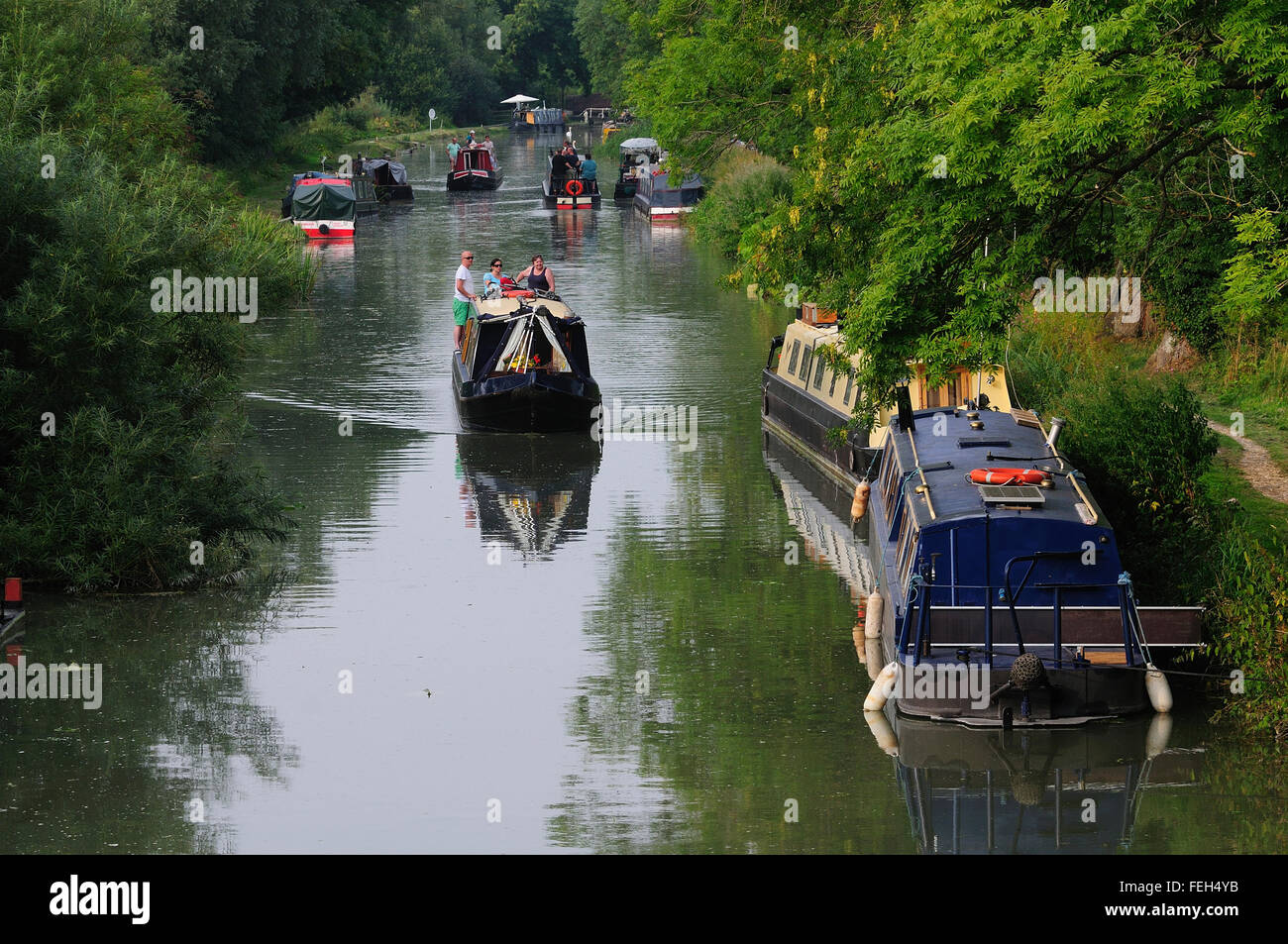 Barcos en el canal de Kennet y Avon canal UK Foto de stock