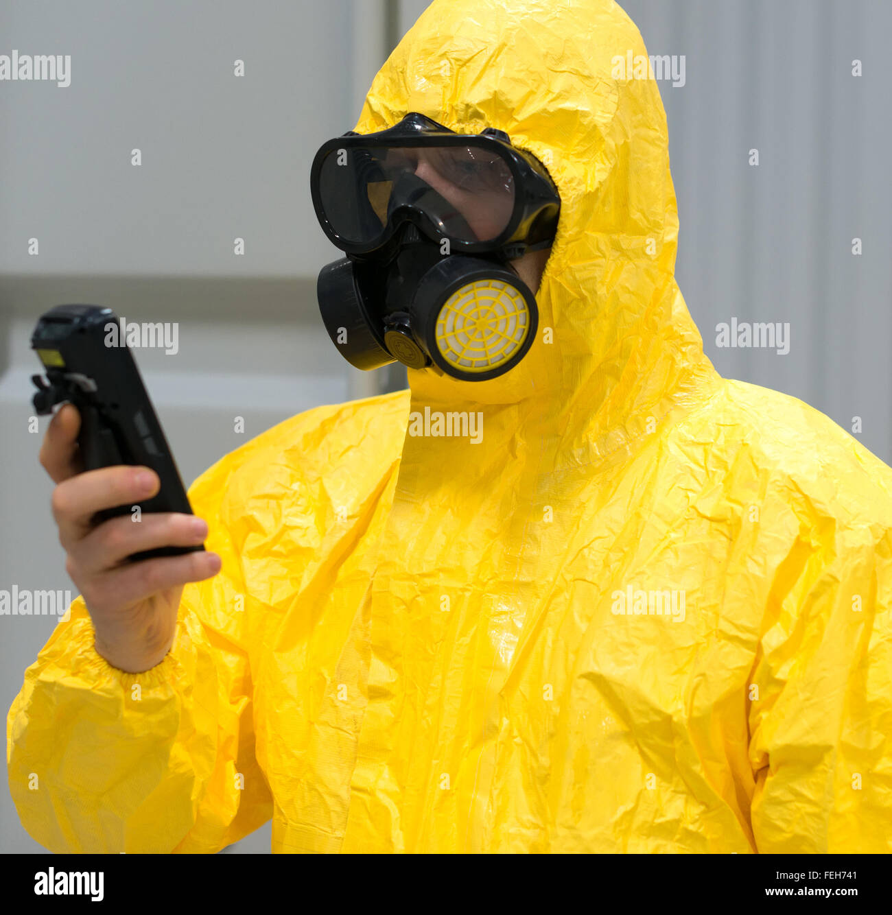 Trabajador en traje de protección química control de radiación con contador  Geiger Fotografía de stock - Alamy