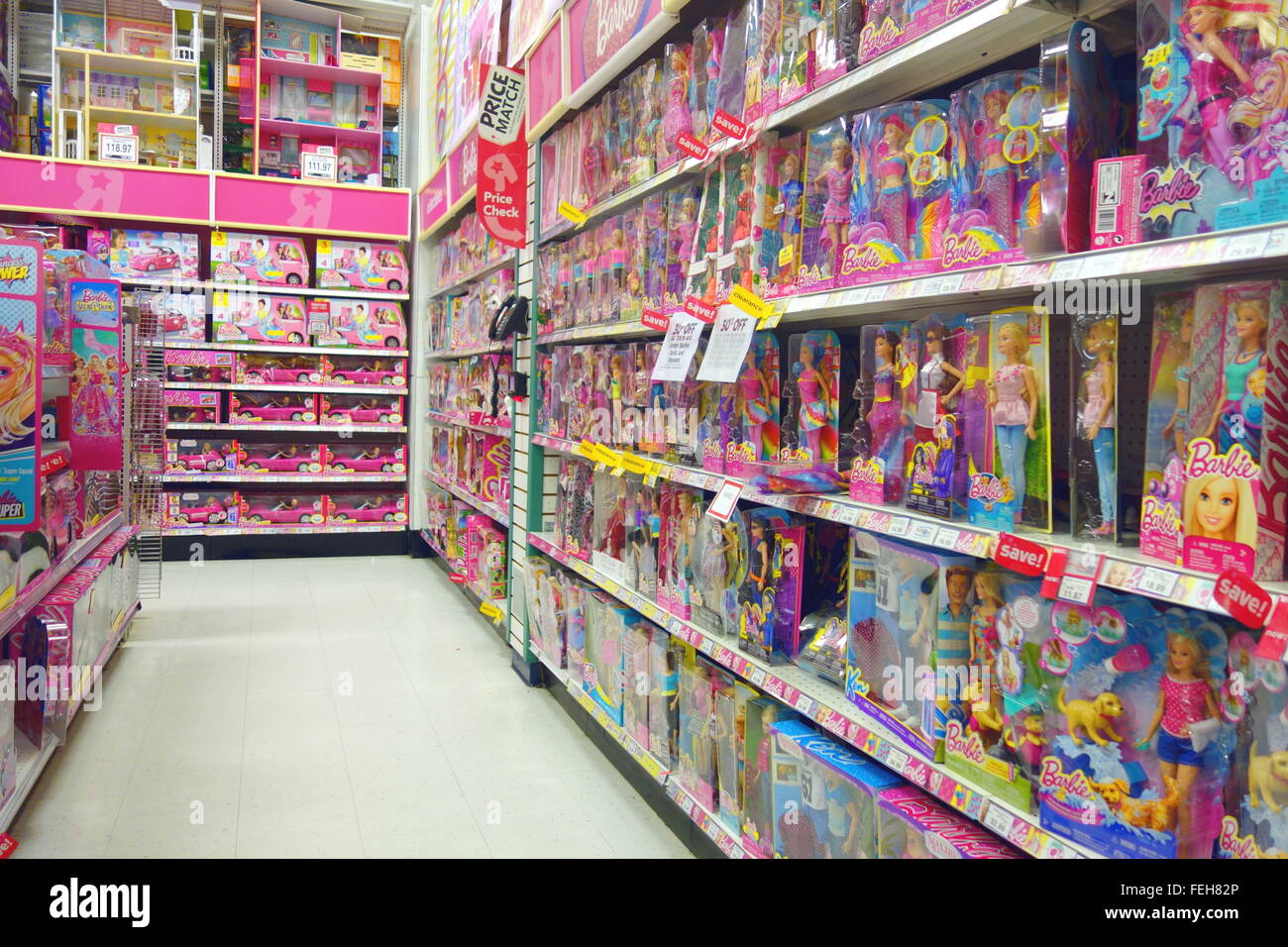 Las muñecas Barbie selección en una tienda de Toys R Us en Toronto, Canadá Fotografía de stock - Alamy