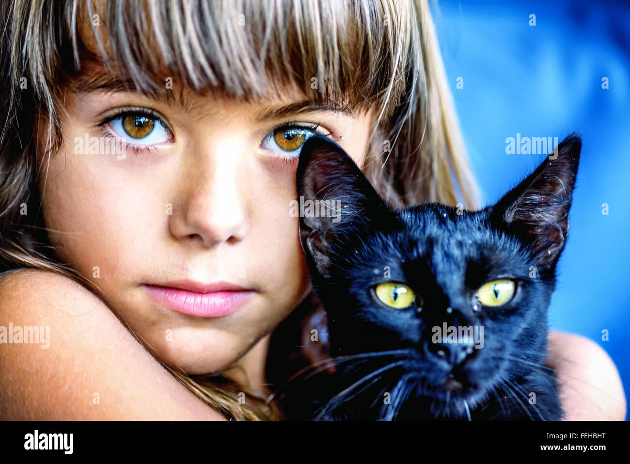 Niña sosteniendo gato fotografías e imágenes de alta resolución Alamy
