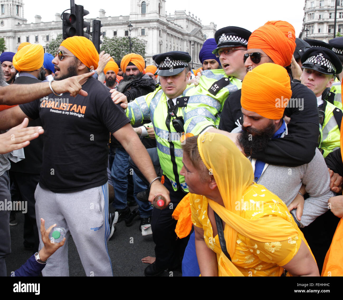 Londres, Reino Unido, 15 de julio de 2015: los manifestantes Sikh causar caos de tráfico como se sienten en la carretera fuera de las Casas del Parlamento. Hundre Foto de stock