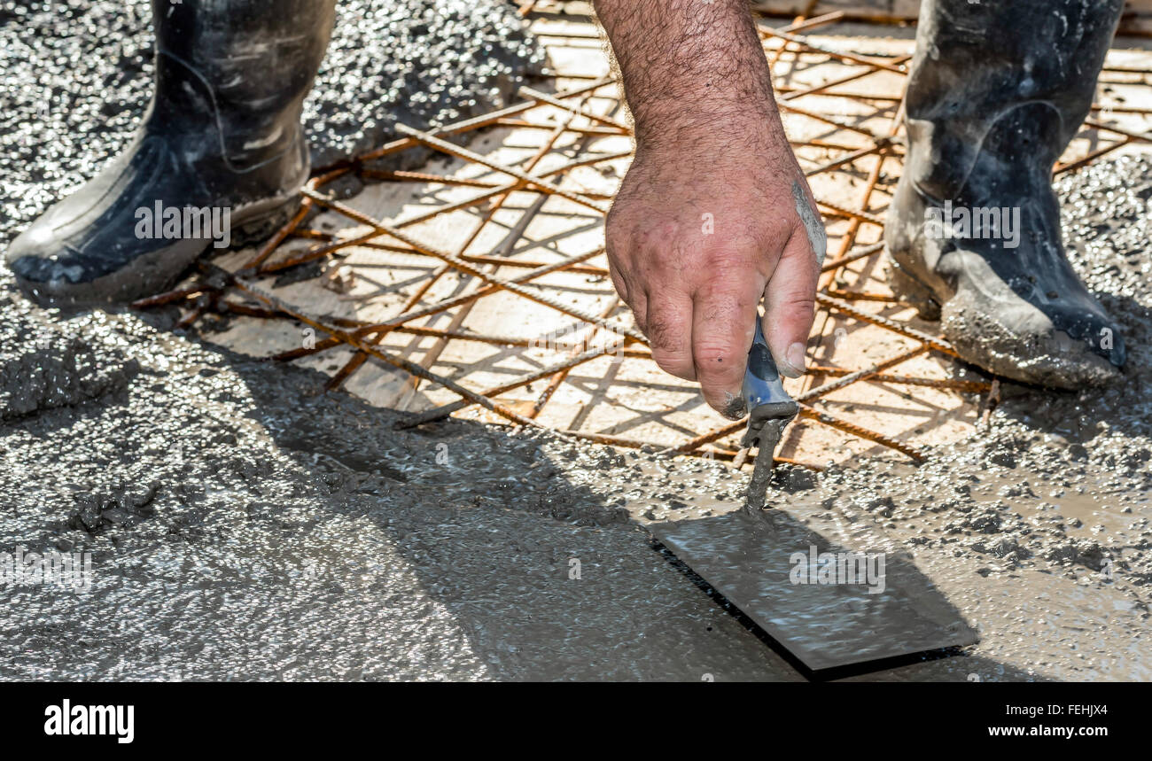 Albañil con botas de goma suave trabajador concreto el cemento Fotografía  de stock - Alamy