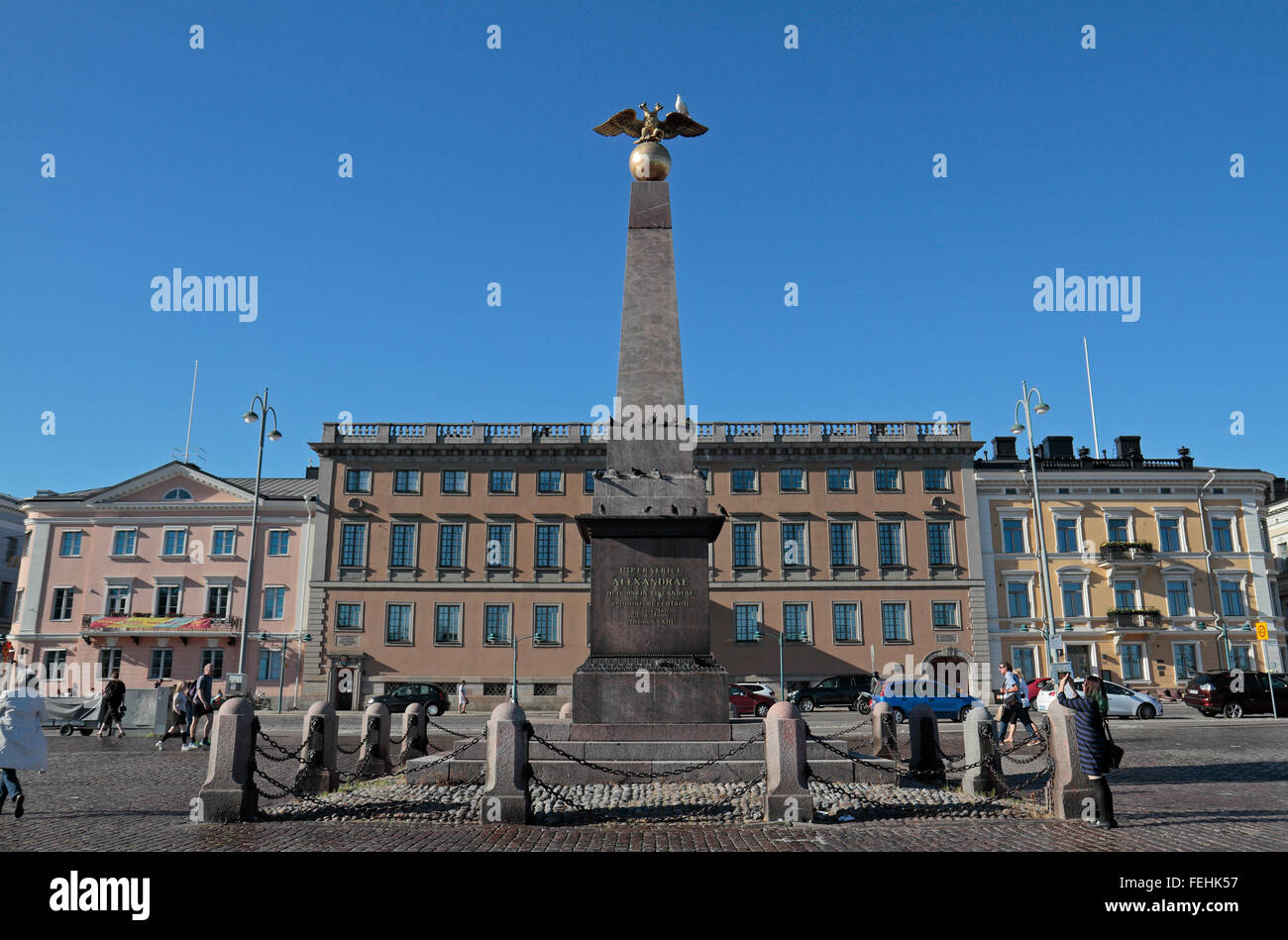 Columna memorial dedicado a la emperatriz rusa Alexandra Feodorovna con la Embajada Sueca detrás, Helsinki, Finlandia. Foto de stock