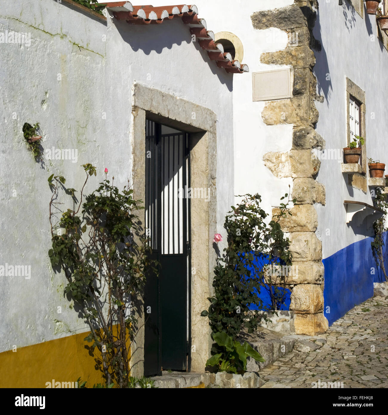 Portugal. Fachada de casa típica en la antigua aldea de Obidos