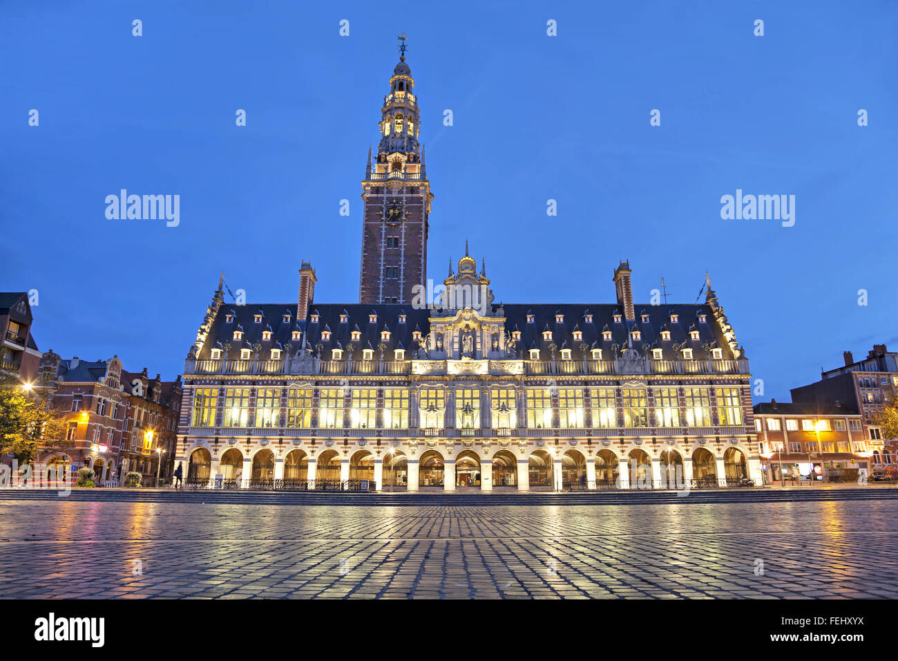 La biblioteca universitaria en la Ladeuze square en la noche, Leuven, Bélgica Foto de stock