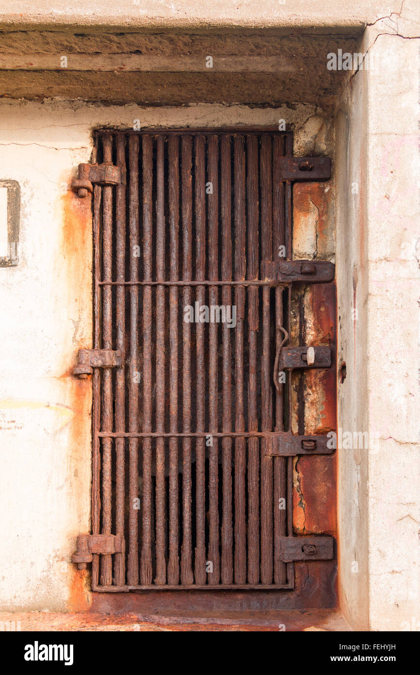 Antigua puerta oxidada en forma de rejilla de metal grueso Foto de stock