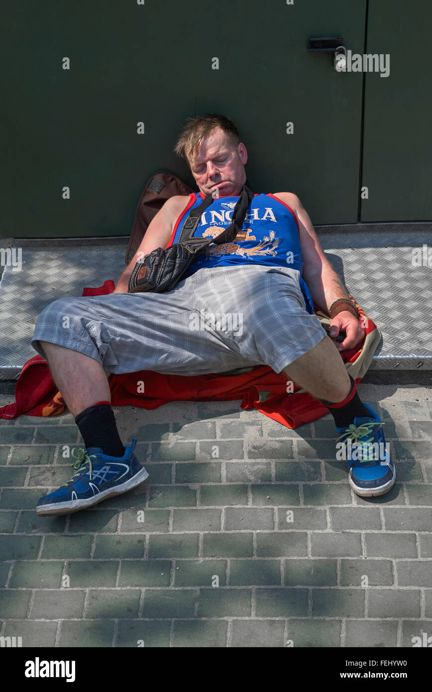 Personas borrachas en la calle fotografías e imágenes de alta resolución -  Alamy