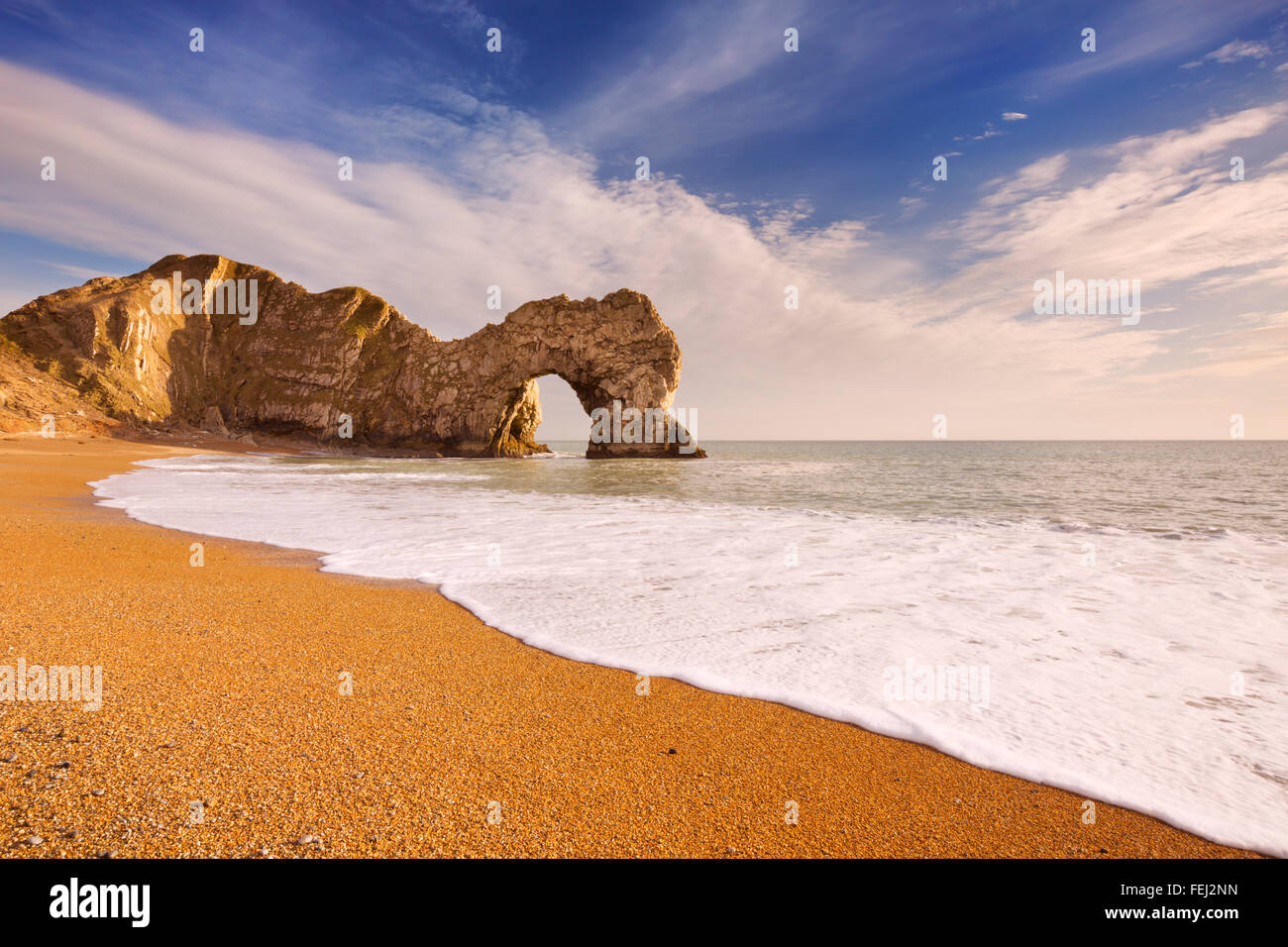La puerta de Durdle arco de roca en la costa de Dorset, en el sur de Inglaterra en un día soleado. Foto de stock
