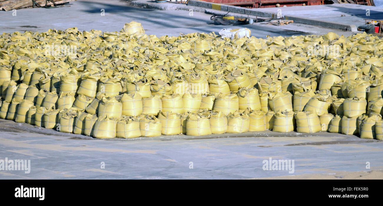 Pila de big bag contienen el fertilizante en el almacén Foto de stock