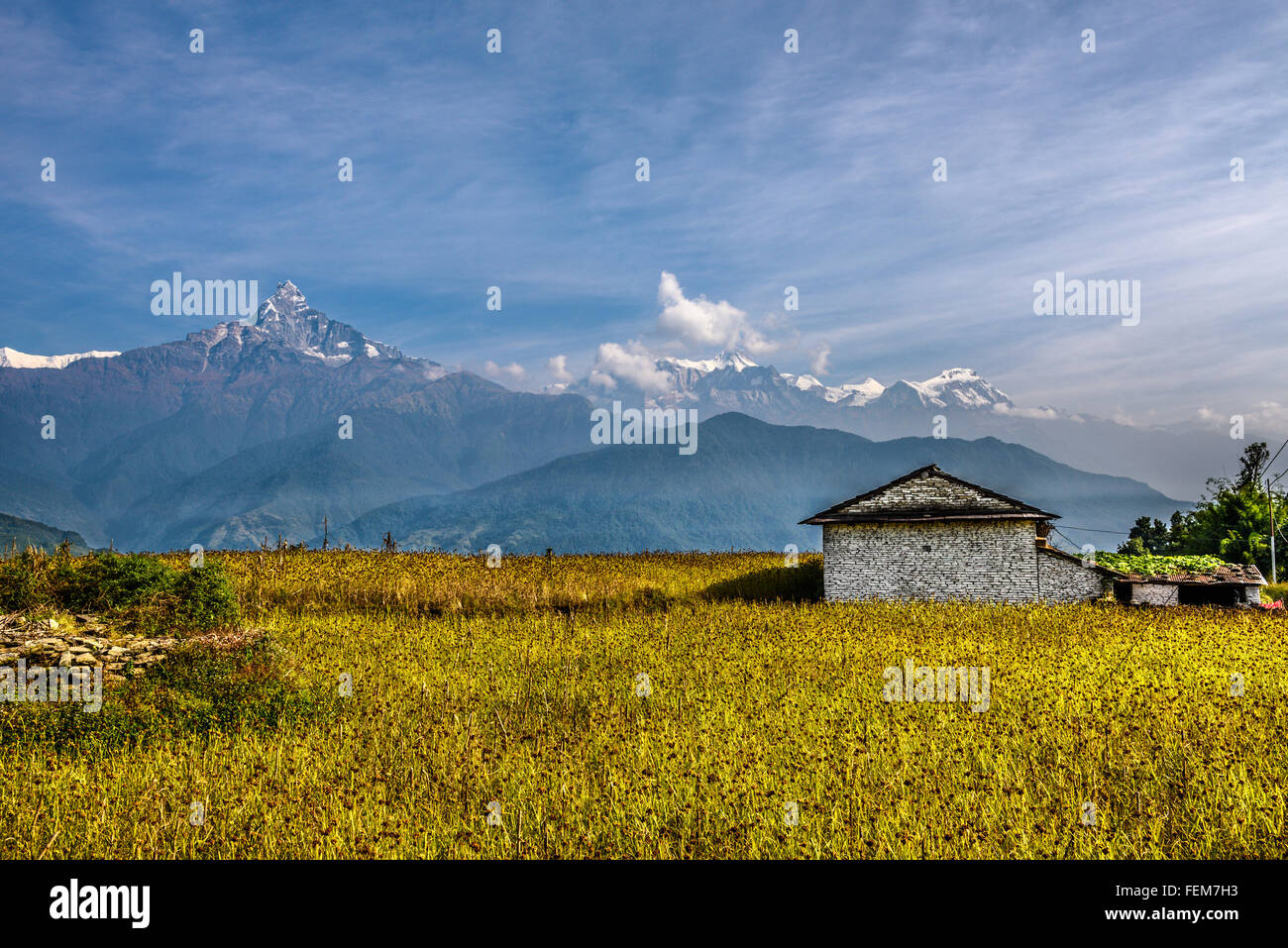 Las montañas del Himalaya y antigua cabaña de piedra cerca de Pokhara en Nepal Foto de stock