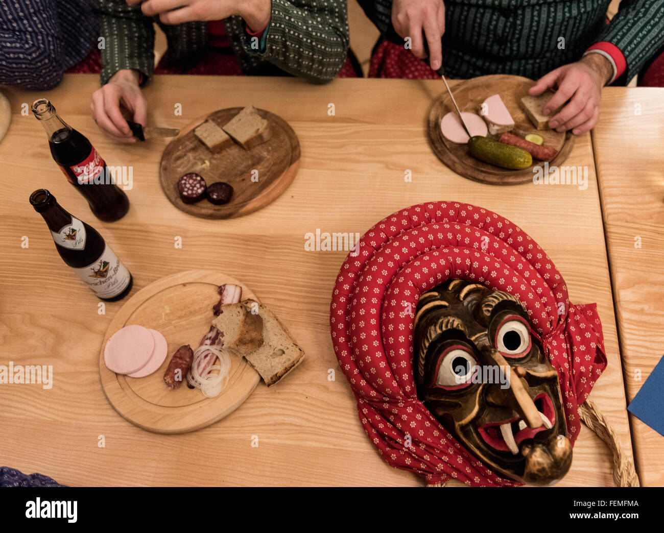 Waldkirch, Alemania. 06Th Feb, 2016. Una bruja máscaras del Waldkircher Kandelhexen brujas' club están en exhibición en la casa club antes de la tradicional brujas' el sábado en la plaza del mercado de Waldkirch, Alemania, 06 de febrero de 2016. Los miembros del club Carnaval Krakeelia prepararse para su asamblea anual sábado brujas', que tiene lugar el sábado antes de Rosenmontag (lit. Aumentó el lunes). Foto: Patrick Seeger/dpa/Alamy Live News Foto de stock