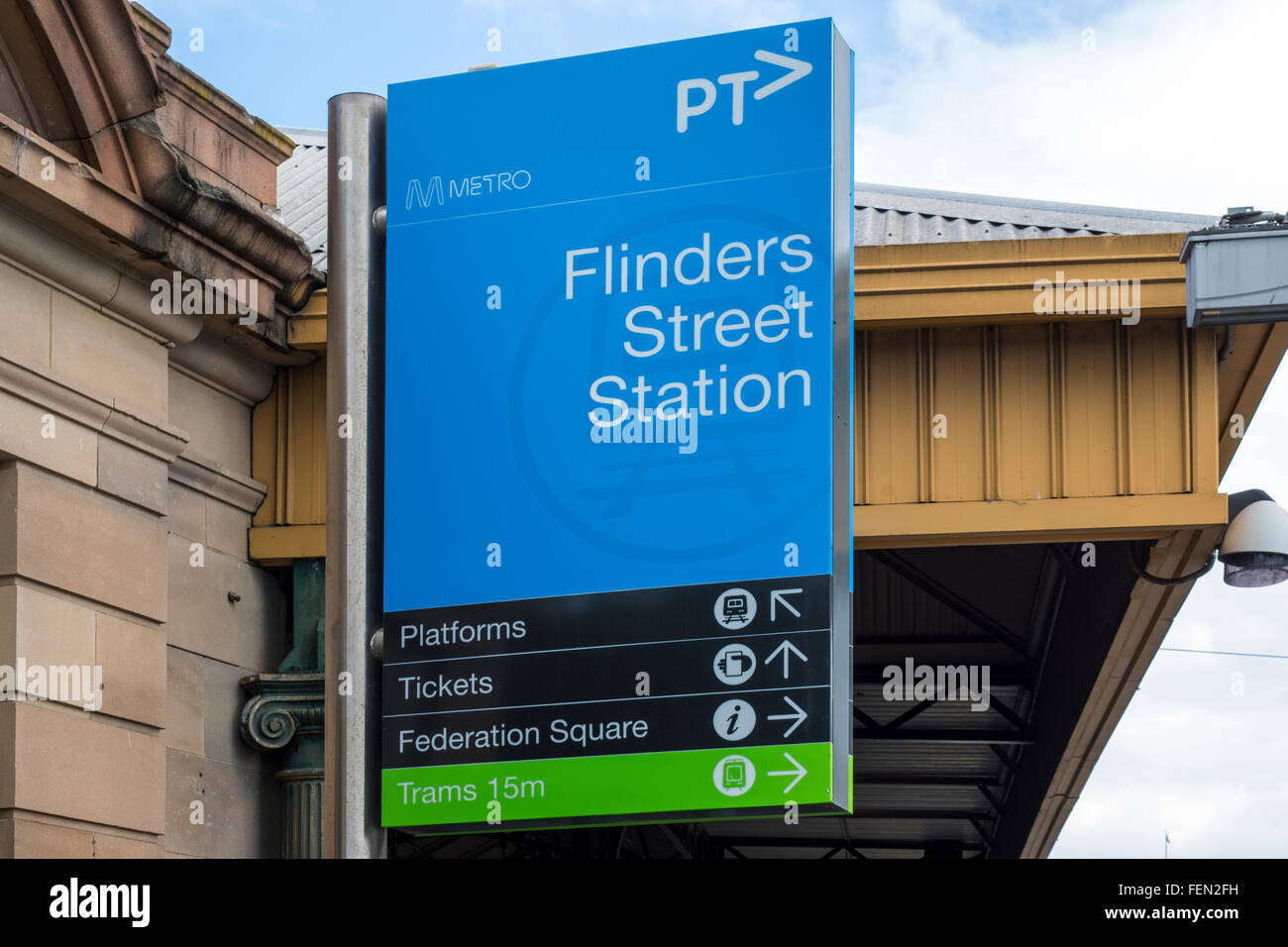 La señal de información de la estación de Flinders Street, Melbourne, Australia Foto de stock