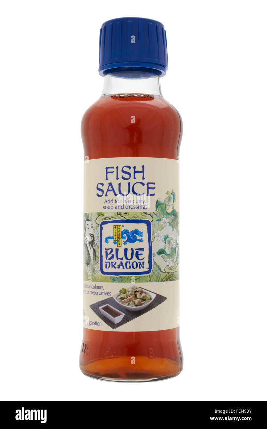 Botella de salsa de pescado dragón azul sobre fondo blanco. Foto de stock