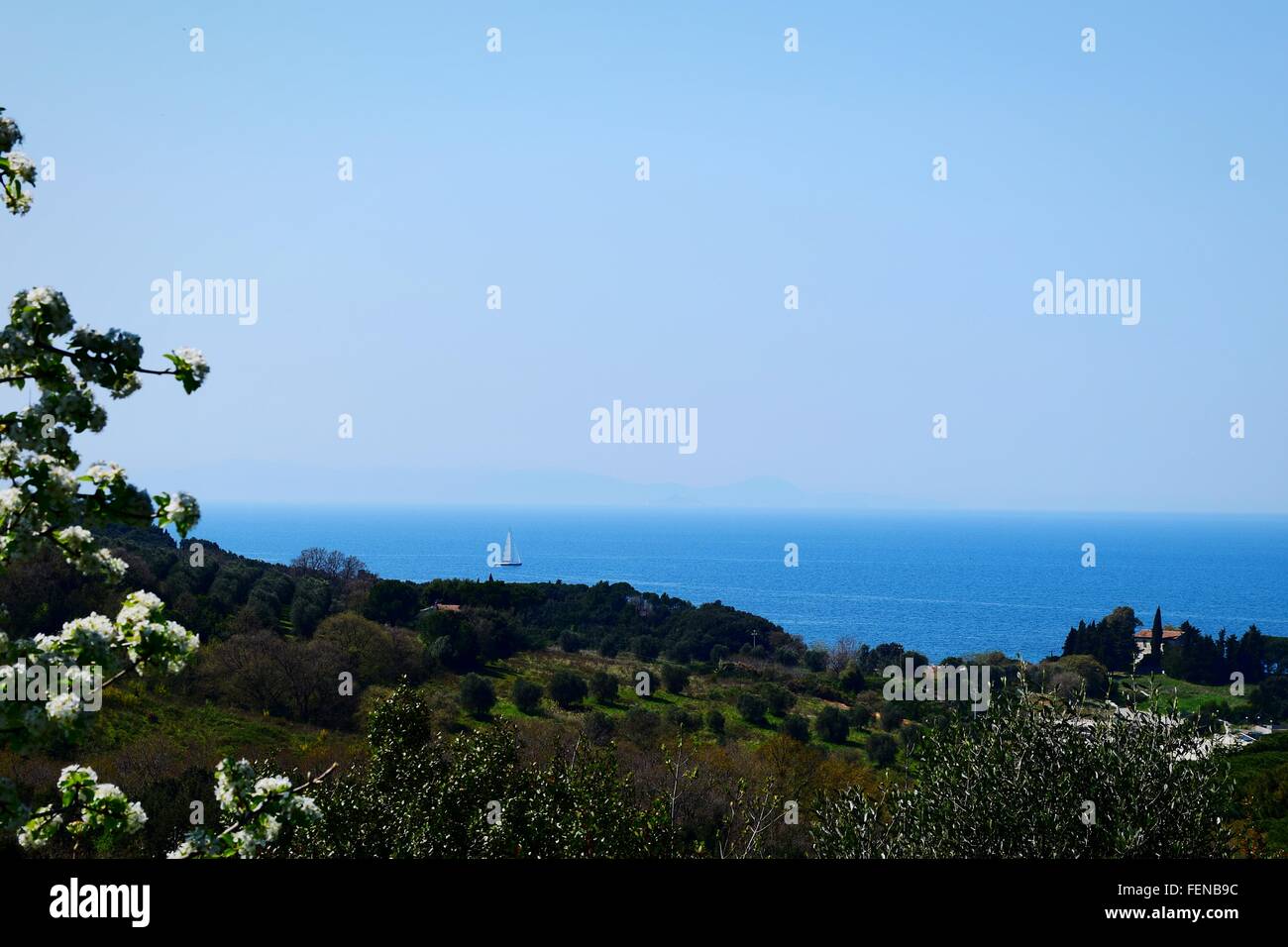Visión idílica del horizonte sobre el agua en Punta Ala Foto de stock