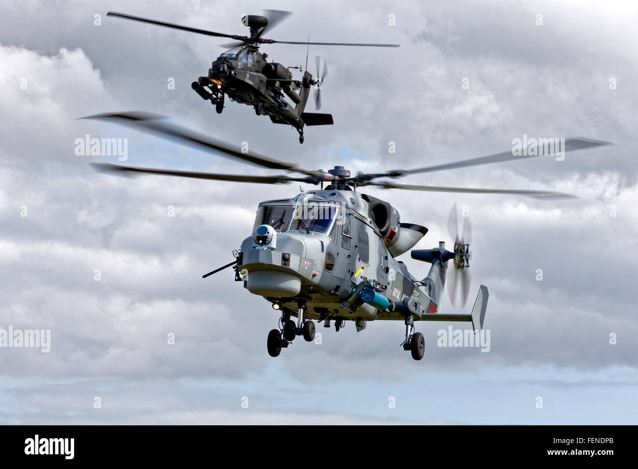 Un AgustaWestland Wildcat HMA2 (ZZ515) y los helicópteros Apache AH1 a los RNAS Yeovilton Día Aéreo Internacional 2015, Somerset, Reino Unido. Foto de stock