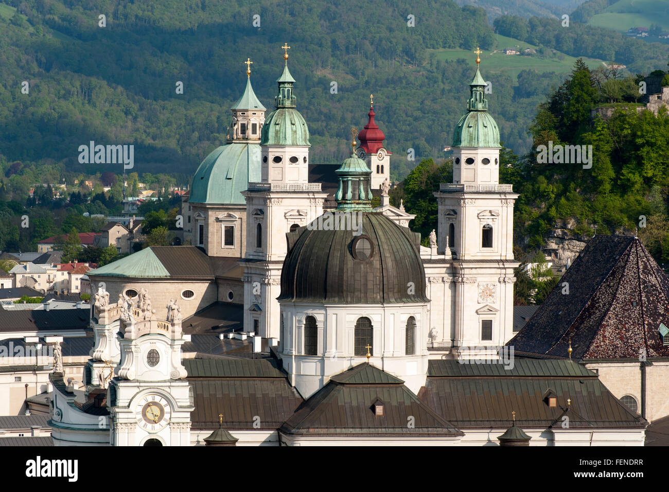 Con vistas Kollegienkirche, la Catedral y la iglesia de San Francisco, el centro histórico de la ciudad de Salzburgo, un UNESCO World Herit Foto de stock