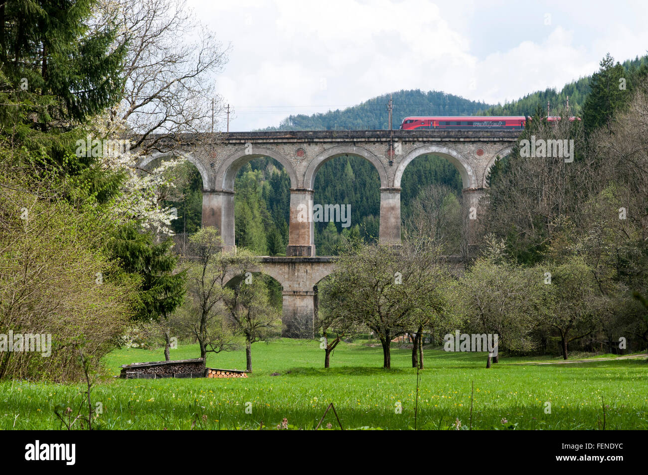 Viaducto Kalte Rinne, Sitio del Patrimonio Mundial de la UNESCO de ferrocarril Semmering, Estiria, Austria Foto de stock