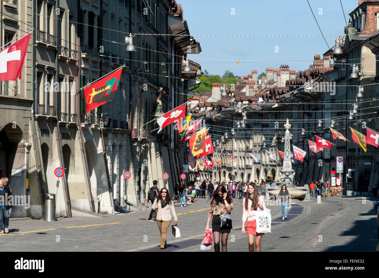 Kramgasse, Sitio del Patrimonio Mundial de la UNESCO el casco antiguo de Berna, Cantón de Berna, Suiza Foto de stock