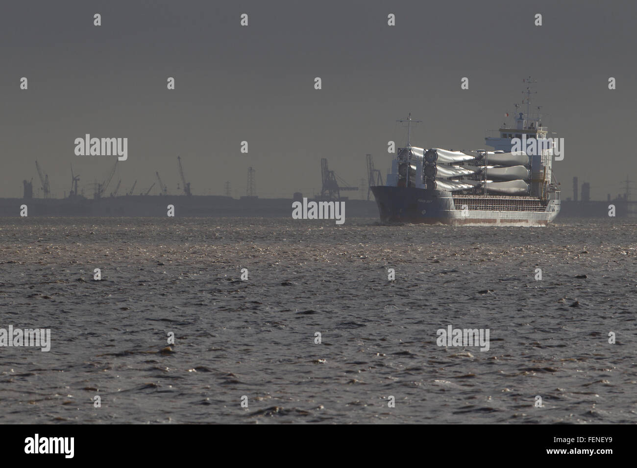 Transporte de las paletas de las turbinas eólicas en el barco, Foto de stock