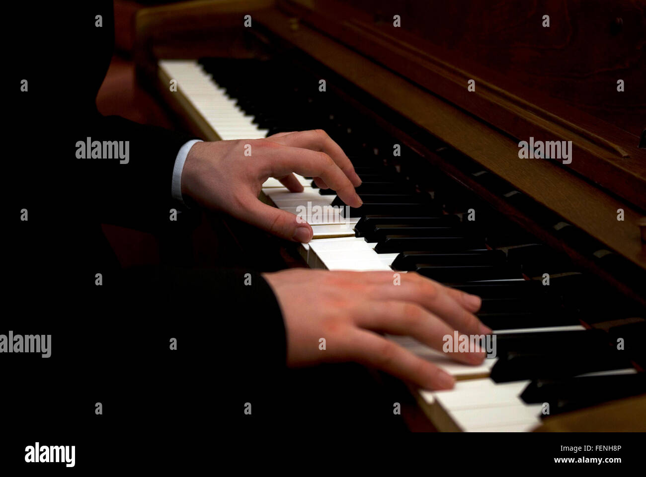 Cerca de las manos de un hombre tocando un piano Fotografía de stock - Alamy