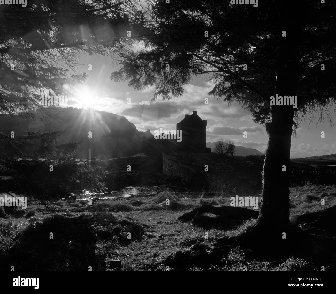 Destello sobre castillo de Eilean Donan, Loch Duich, N/W highlands Foto de stock