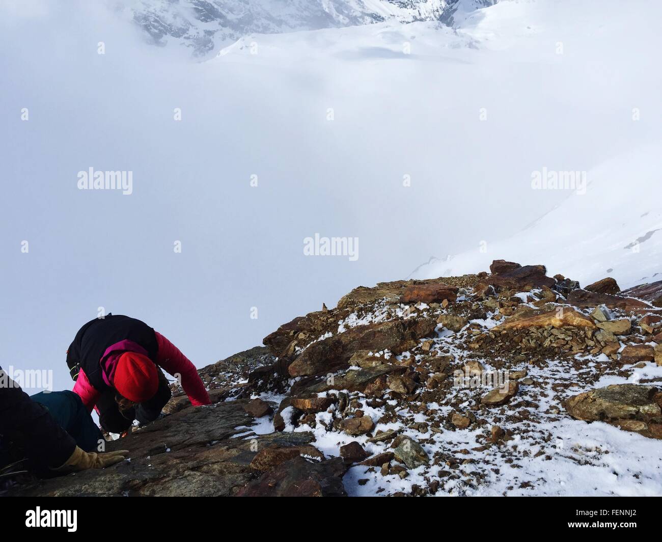 Un alto ángulo de visualización de escalador en roca Foto de stock