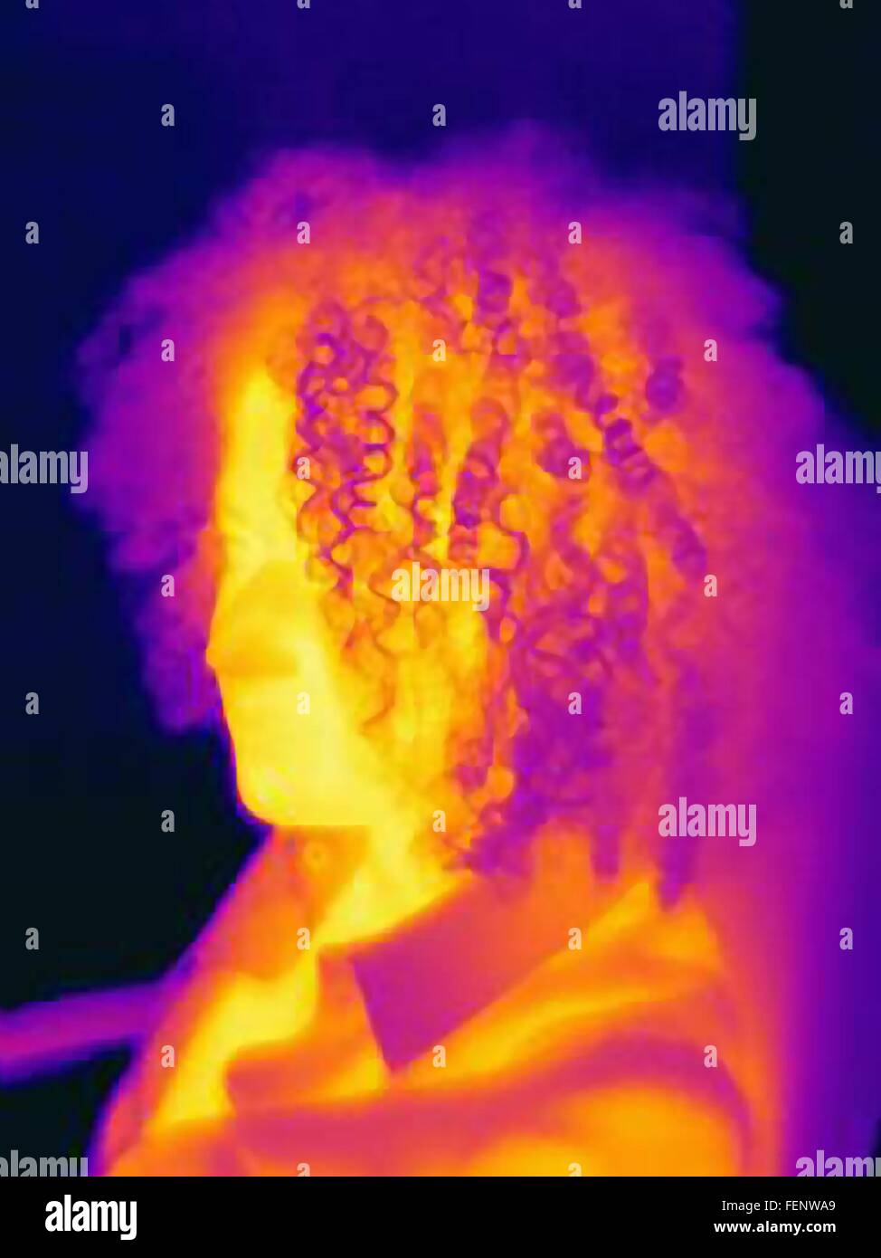 Vista de cerca de una mujer con el cabello rizado, imagen térmica Foto de stock