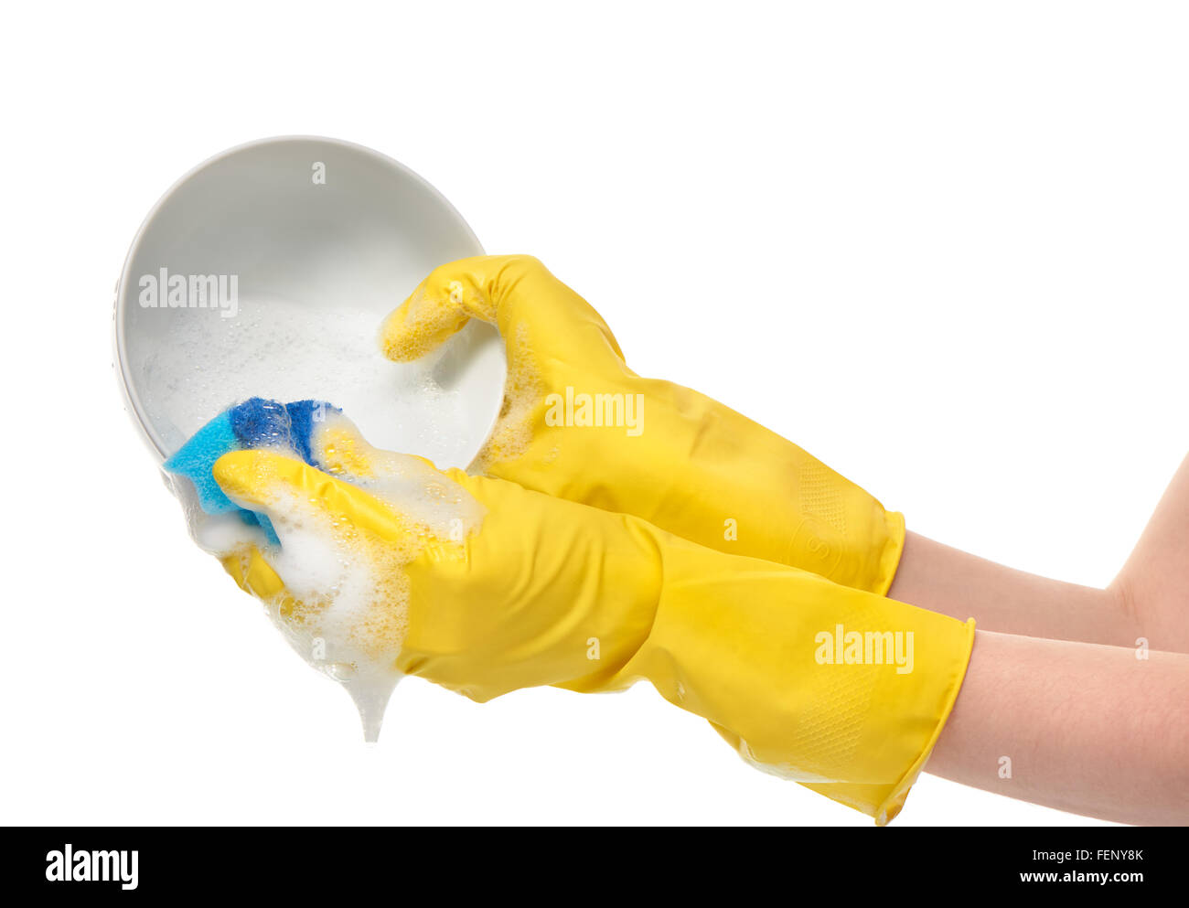 Cerca de manos femeninas en amarillo guantes de caucho blanco lavado azul en la cubeta con la esponja de limpieza contra un blanco Foto de stock