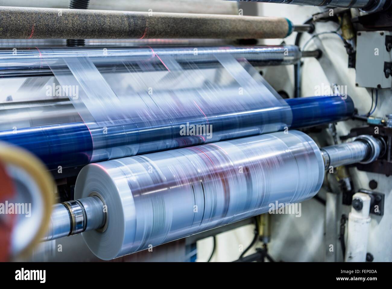 Rollos de película de plástico impreso en la fábrica de impresión de embalaje de alimentos Foto de stock