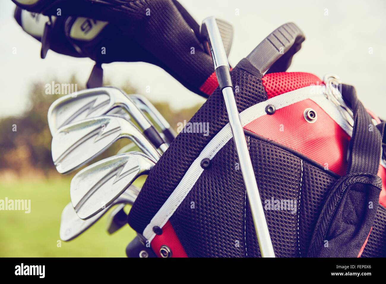 Vista de cerca de una bolsa de golf con los clubes Foto de stock