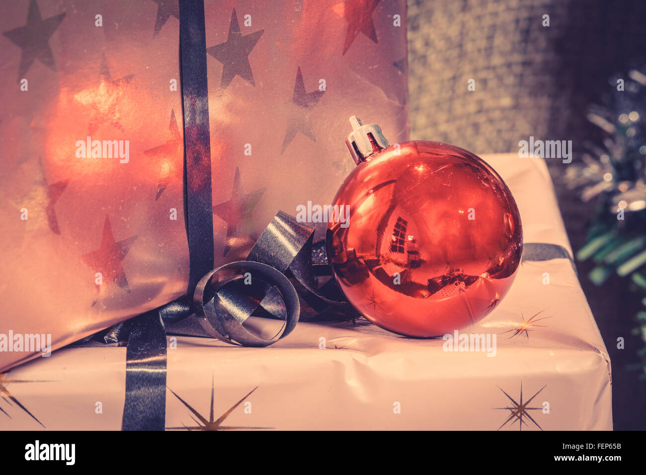 Regalos de Navidad con un rojo brillante baubel Foto de stock