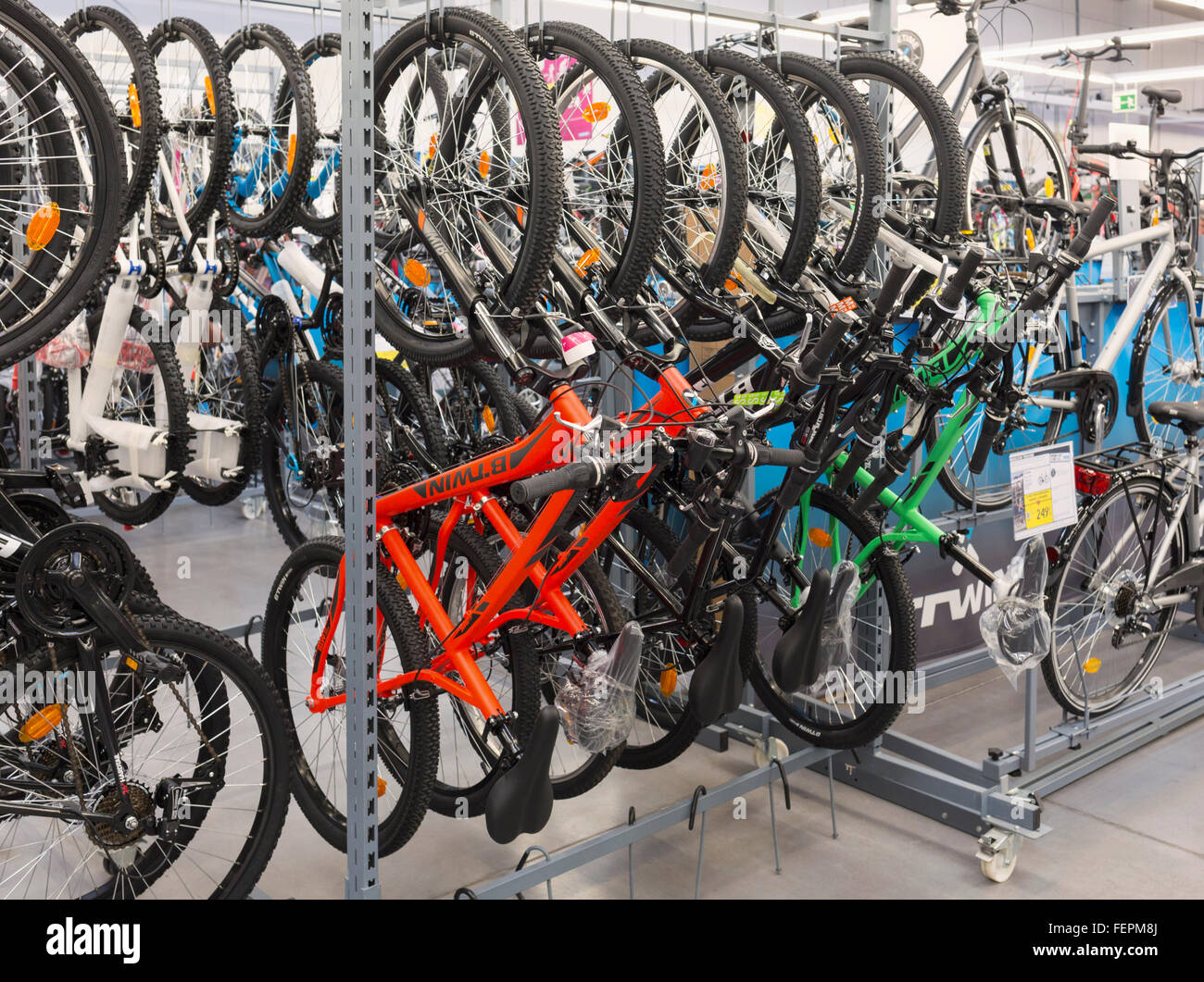 Málaga, Costa del Sol, Málaga, Andalucía, sur de España. Deportes y  deportes Decathlon tienda de ropa interior Fotografía de stock - Alamy
