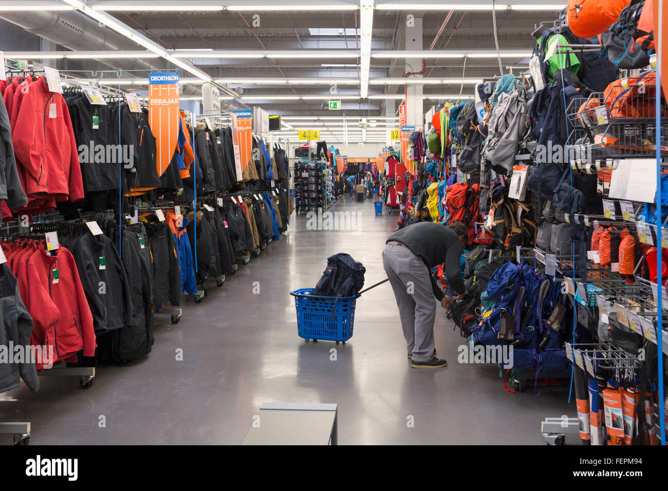 Málaga, Costa del Sol, Málaga, Andalucía, sur de España. Deportes y  deportes Decathlon tienda de ropa interior Fotografía de stock - Alamy