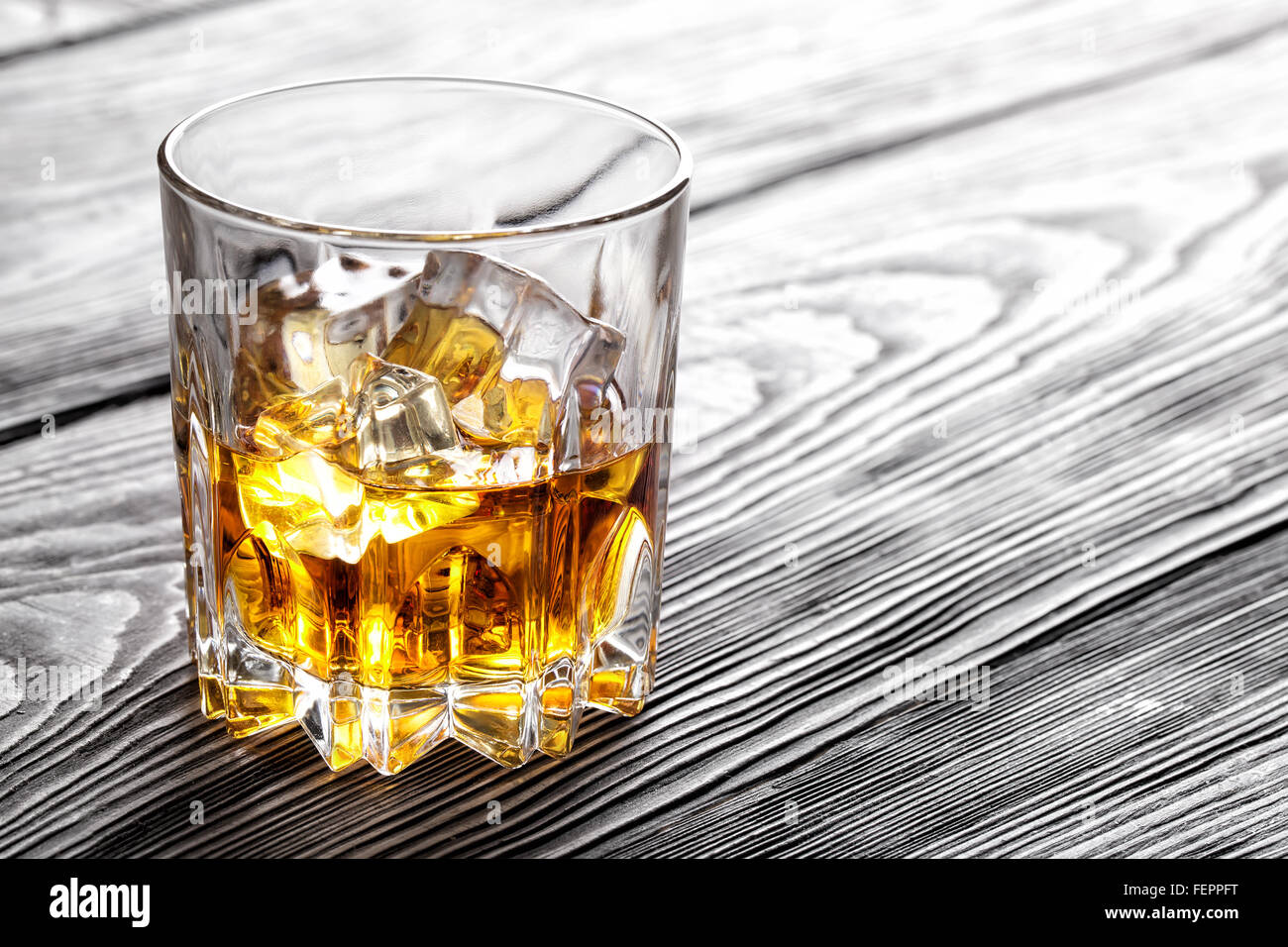 Vaso de whisky con hielo en la superficie de madera Fotografía de stock -  Alamy