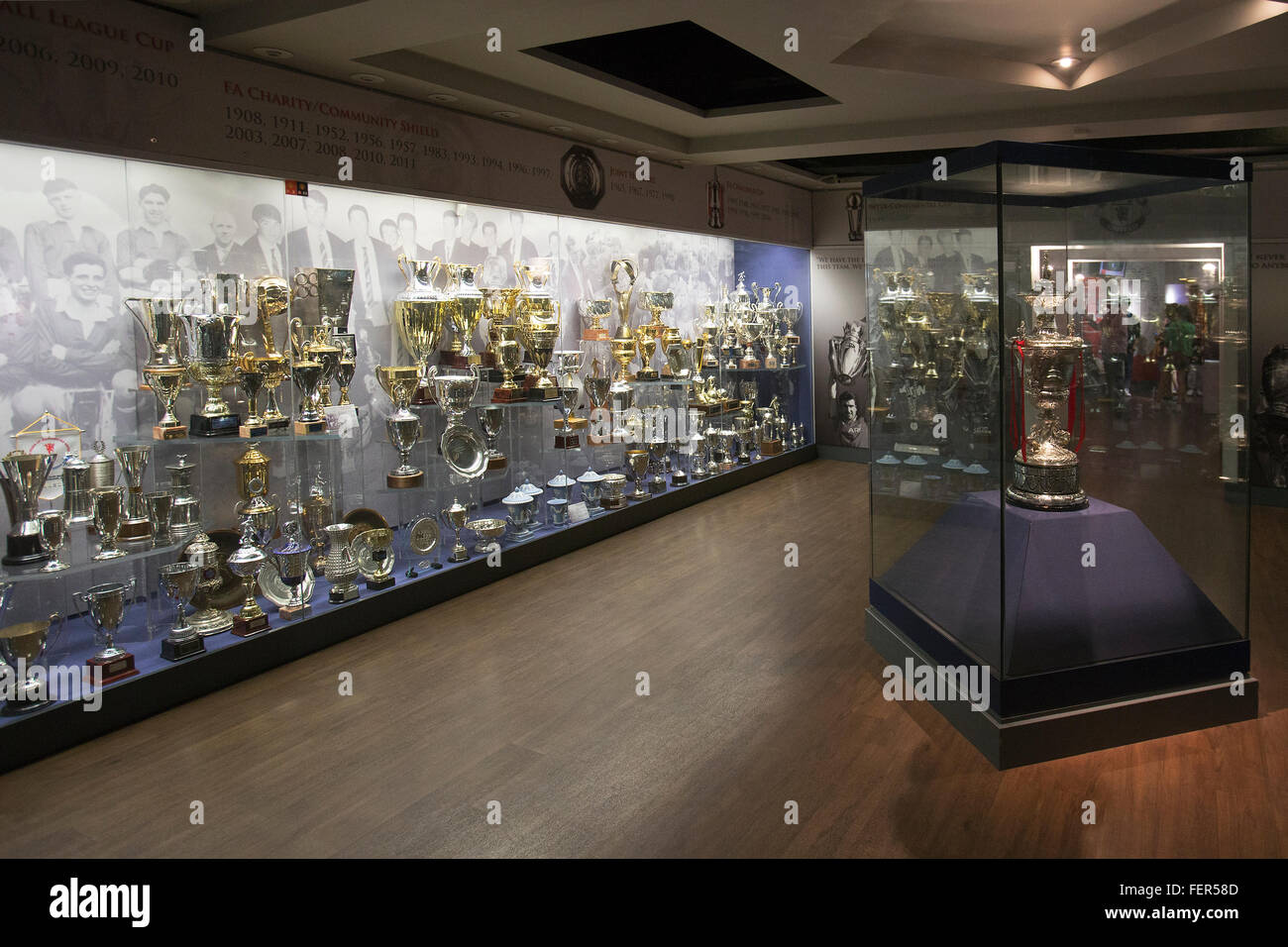 Armario de trofeos en la sala de trofeos en el estadio Old Trafford, casa del Manchester United FC Foto de stock